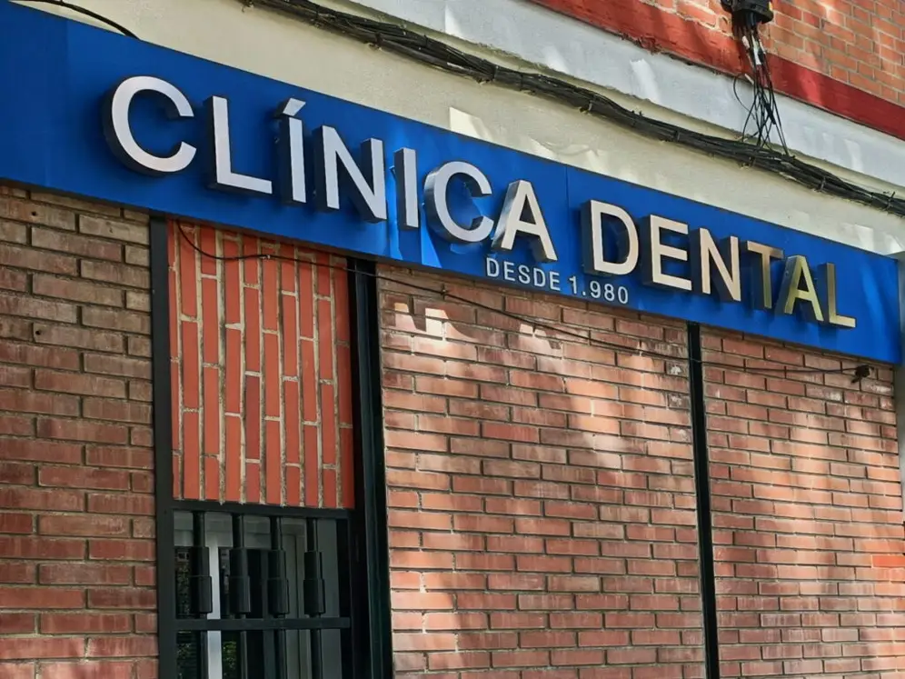 letras corporativas en acero pulido mate