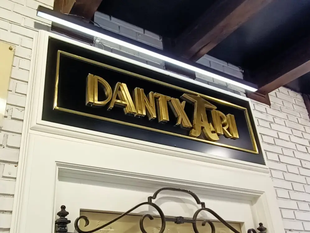 letras con relieve en latón.