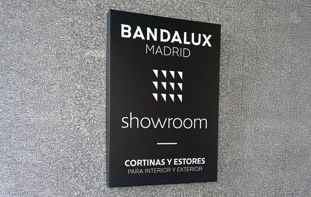 Rótulos sin luz en bandeja.