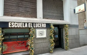 bandeja calada con letras en metacrilato Madrid