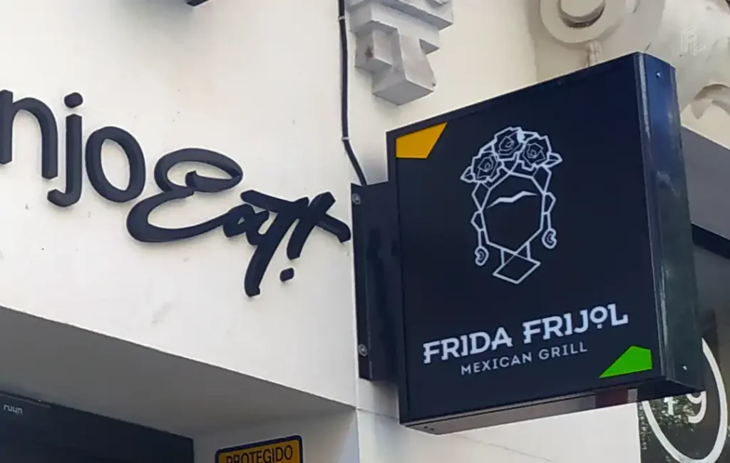 cartel perpendicular a fachada