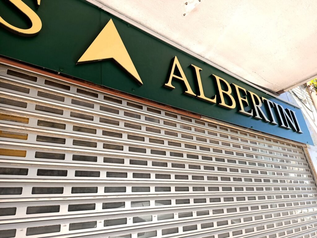 Letras recortadas metálicas en aluminio cepillado para fachada comercia