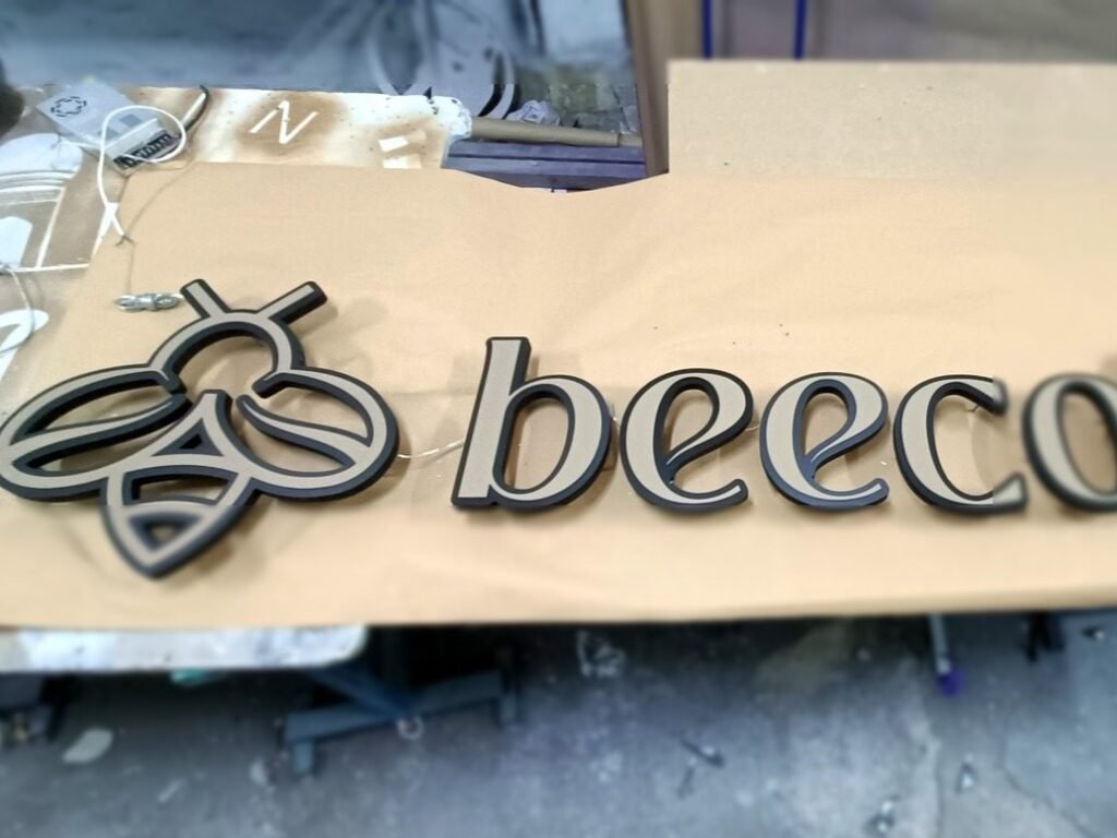 Letras mixtas con cuerpo en PVC y frente en composite pintado