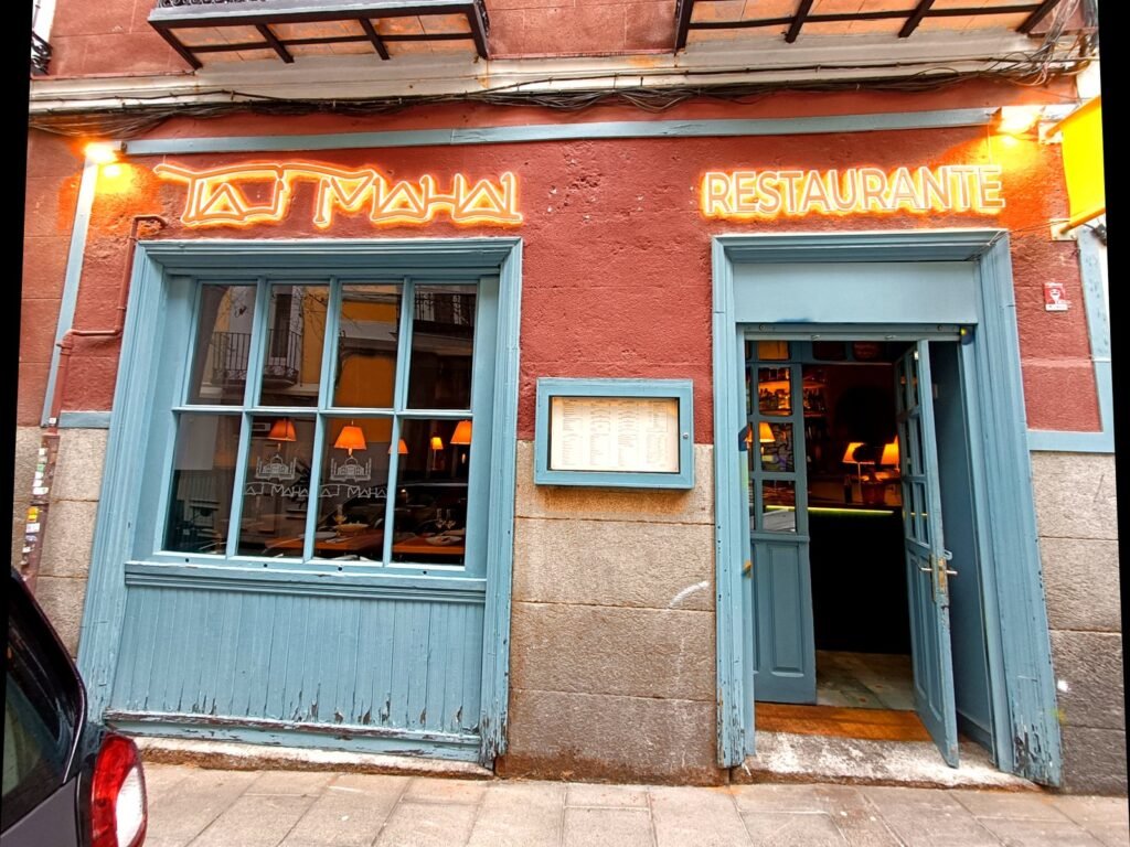 Letras corpóreas retroiluminadas en PVC blanco con efecto halo de luz.