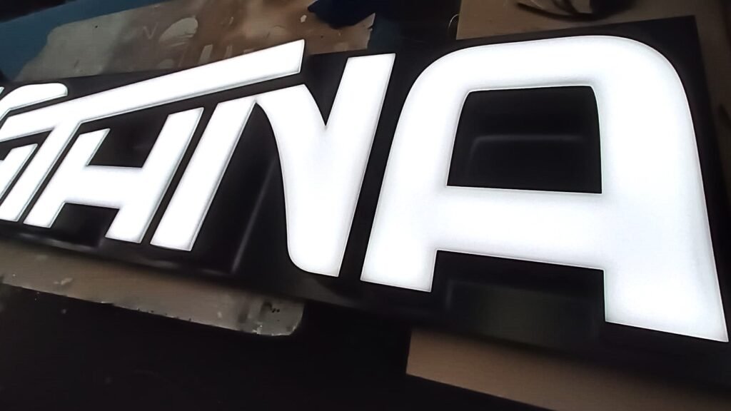 Letras corpóreas personalizadas luminosas con frente en metacrilato e iluminadas con led en su interior