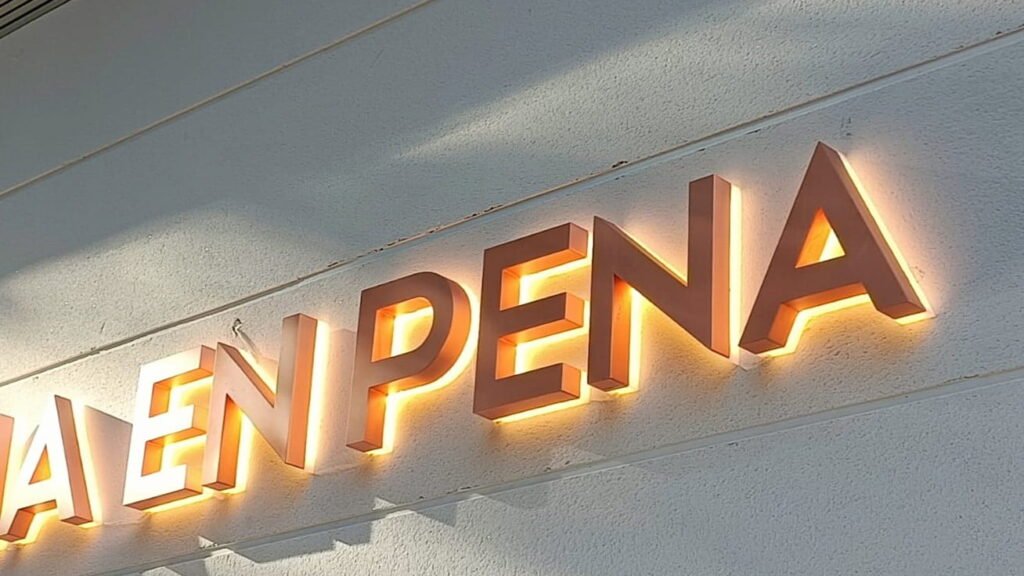 letras corpóreas retroiluminadas con trasera de metacrilato macizo
