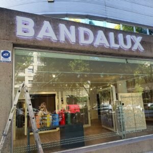 letras corpóreas de aluminio retroiluminada