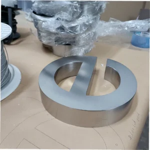 Letras de acero pilido y matizado