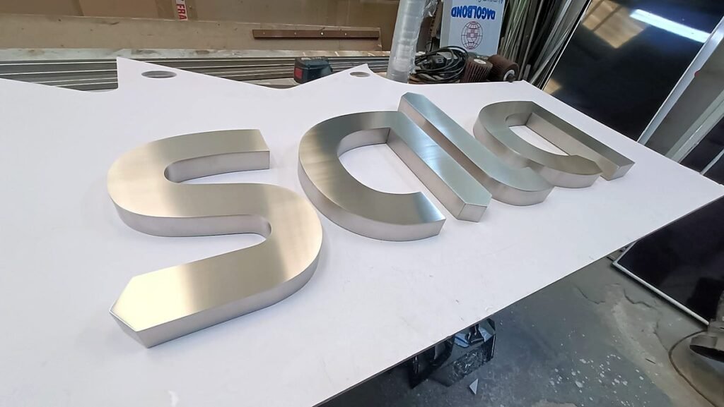 letras de acero inoxidable