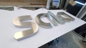 letras de acero inoxidable